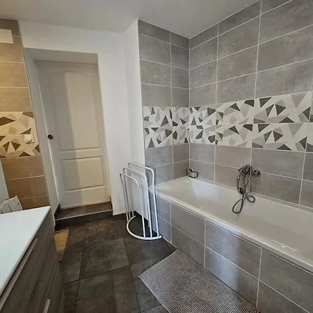 Pleine De Charme Face A La Muraille Romaine Et Face A La Cathedrale *