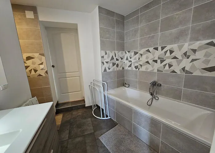 Pleine De Charme Face A La Muraille Romaine Et Face A La Cathedrale *